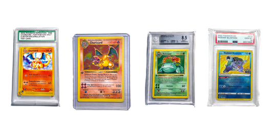 PSA 10 Charizard 1st Edition og BGS 8.5 Venusaur vises sammen med Radiant Blastoise og testkort