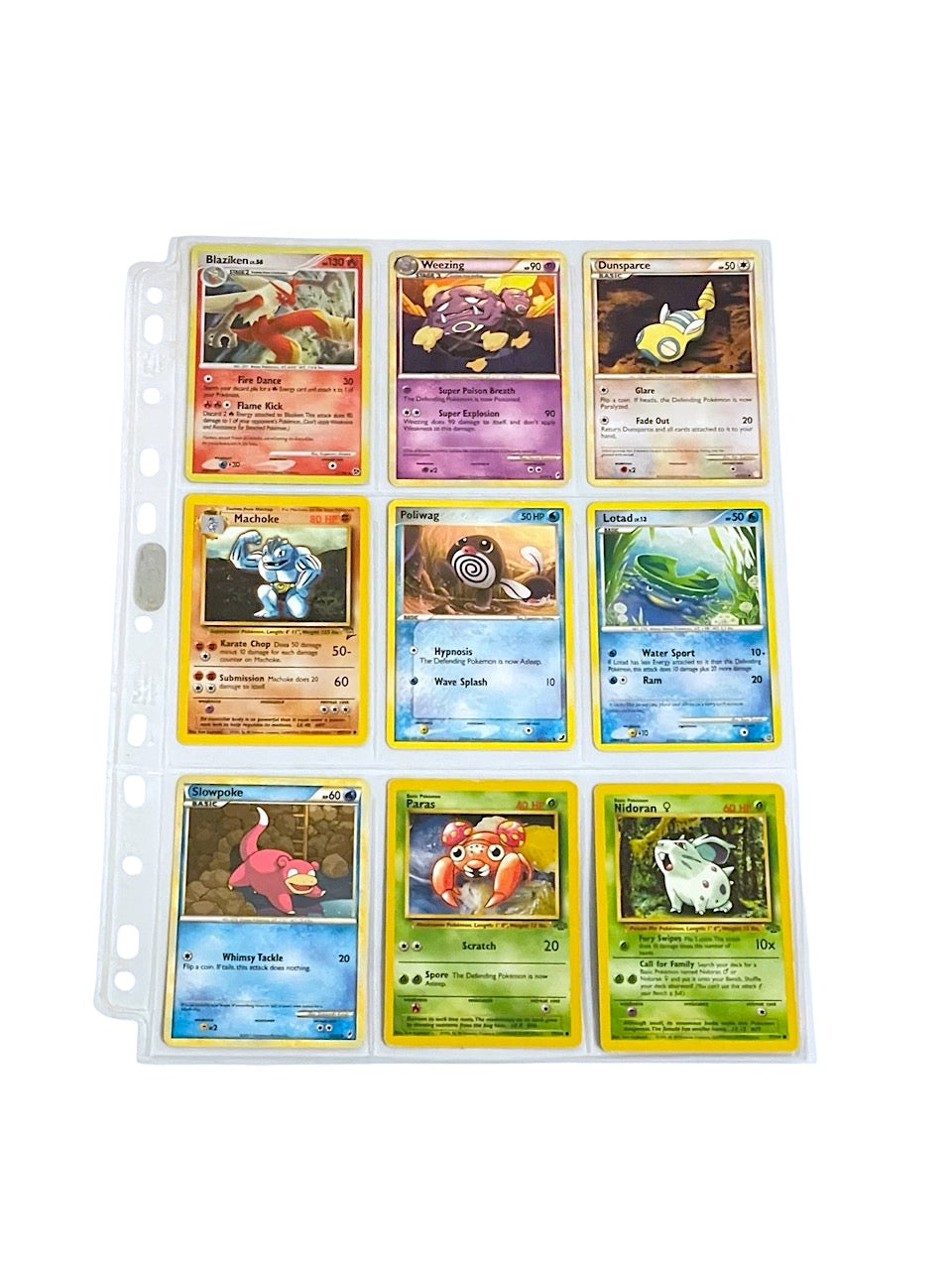 Et lot af 9 Pokémon kort, der inkluderer et Blaziken Holo kort fra DP Series (2008) samt Weezing, Dunsparce, Machoke, Poliwhag, Lotad, Slowpoke, Paras og Nidoran kort. Kortene er organiseret i en plastikhylster til samlere.