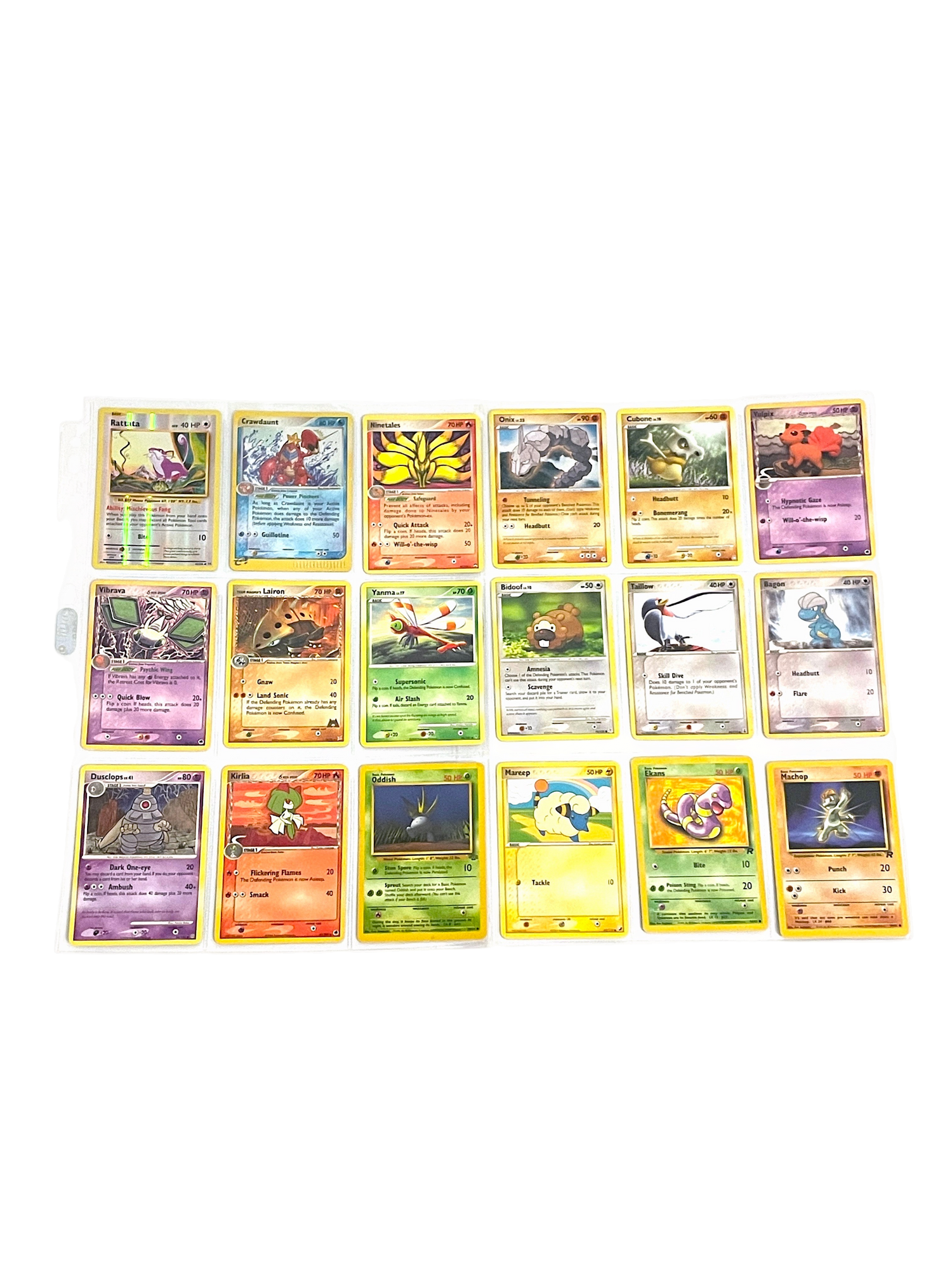Et lot af 9 Pokémon kort, der inkluderer et Blaziken Holo kort fra DP Series (2008) samt Weezing, Dunsparce, Machoke, Poliwhag, Lotad, Slowpoke, Paras og Nidoran kort. Kortene er organiseret i en plastikhylster til samlere.
