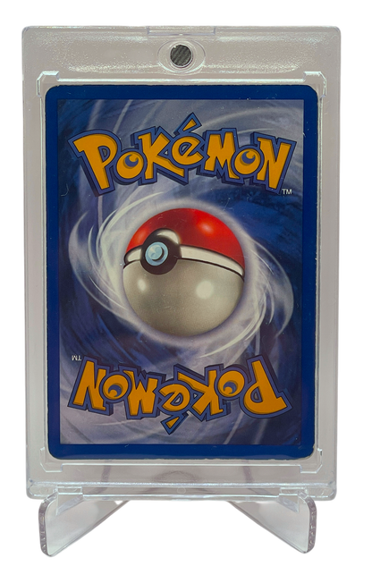 Charizard 4/102 Holo fra Pokémon Base Set – bagside vist i beskyttende kortholder på displayfod