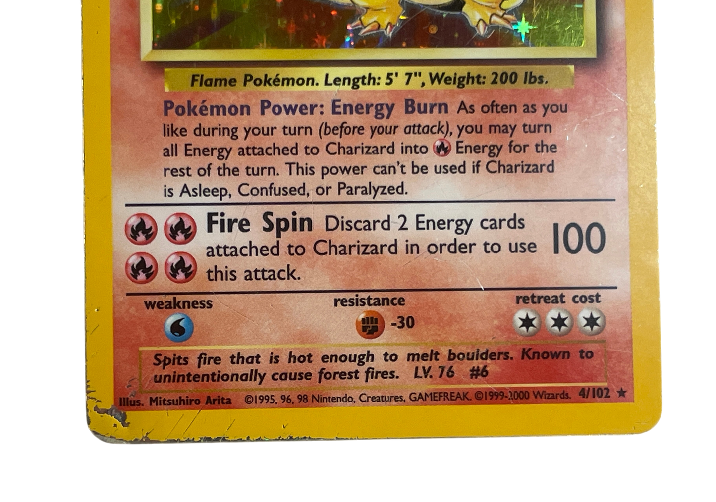 Charizard 4/102 Holo fra Pokémon Base Set – nærbillede af forsiden, nederste kant og collector number 4/102