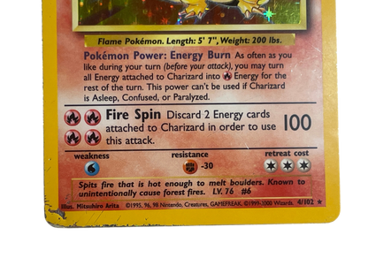 Charizard 4/102 Holo fra Pokémon Base Set – nærbillede af forsiden, nederste kant og collector number 4/102