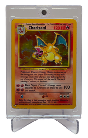 Charizard 4/102 Holo fra Pokémon Base Set – forside vist i beskyttende kortholder på displayfod