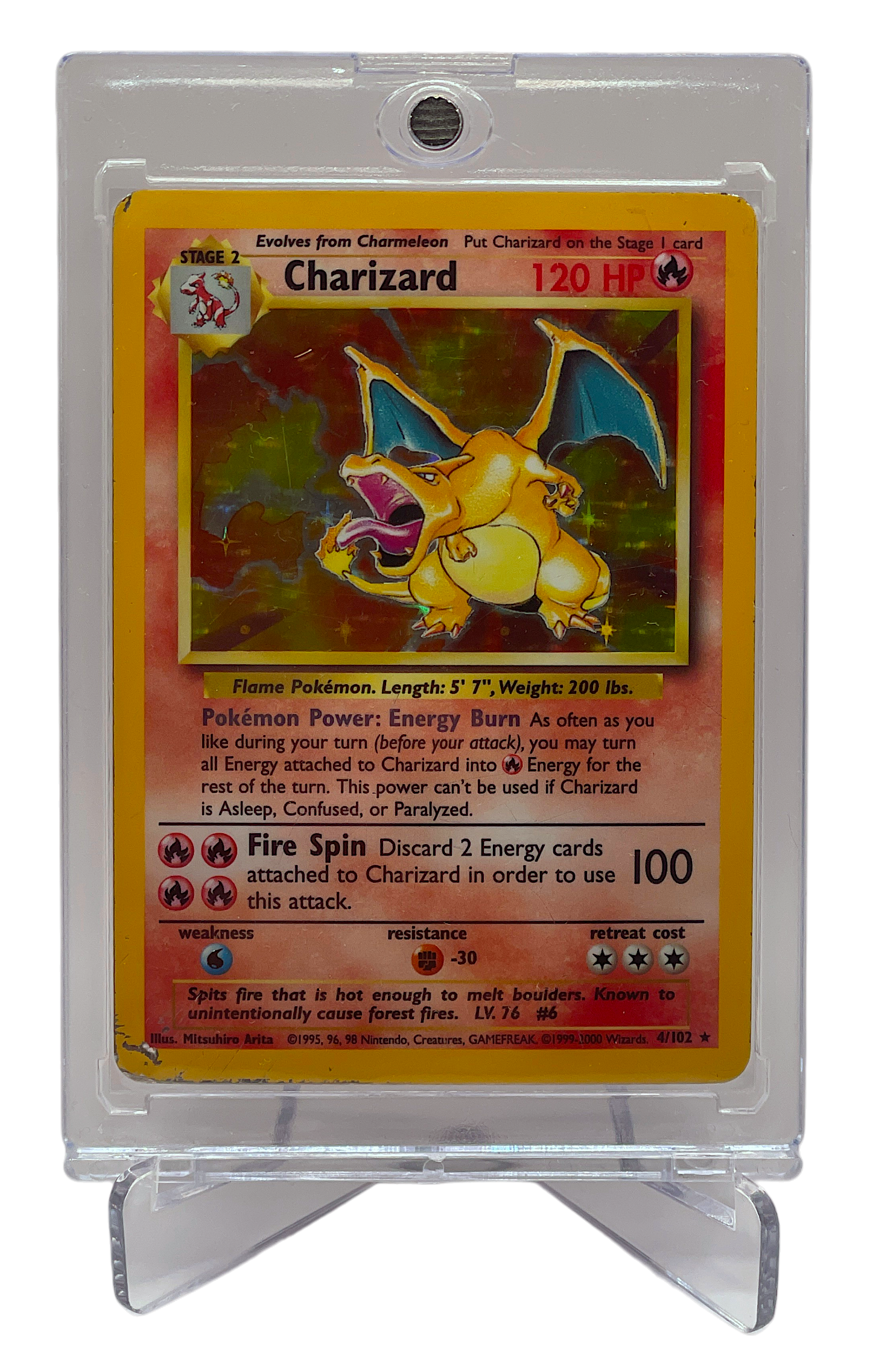 Charizard 4/102 Holo fra Pokémon Base Set – forside vist i beskyttende kortholder på displayfod