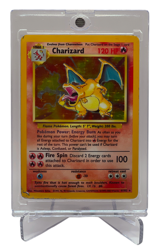 Charizard 4/102 Holo fra Pokémon Base Set – forside vist i beskyttende kortholder på displayfod
