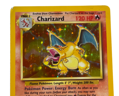 Charizard 4/102 Holo fra Pokémon Base Set – nærbillede af Charizard-artwork og Holo-overflade på forsiden