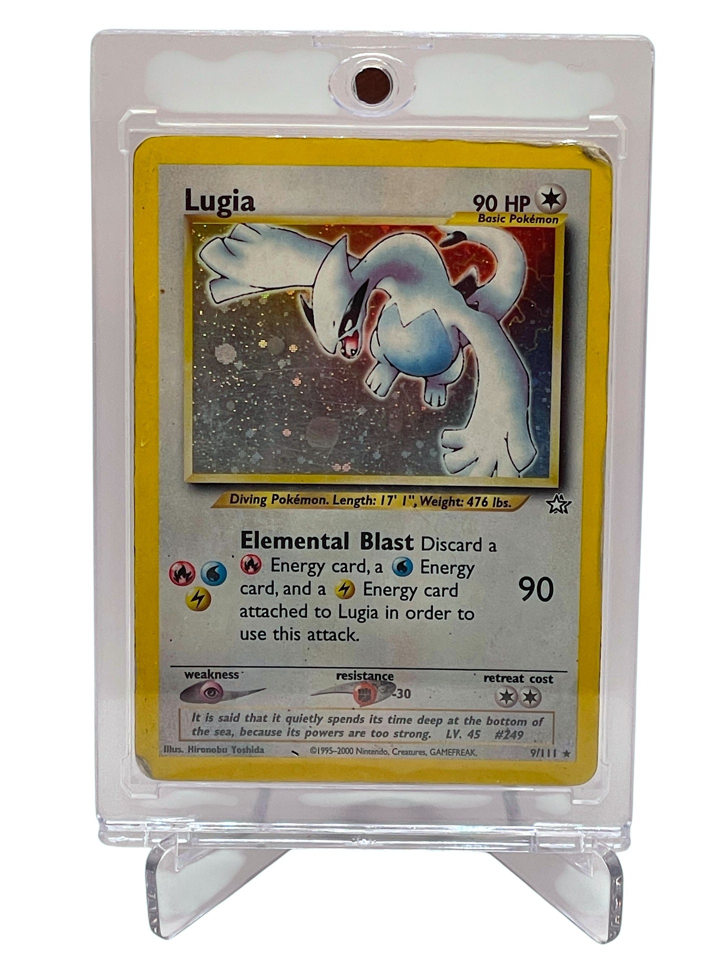 Lugia 9/111 Holo fra Pokémon Neo Genesis – forside vist i beskyttende kortholder på displayfod