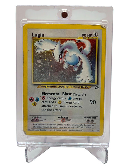 Lugia 9/111 Holo fra Pokémon Neo Genesis – forside vist i beskyttende kortholder på displayfod