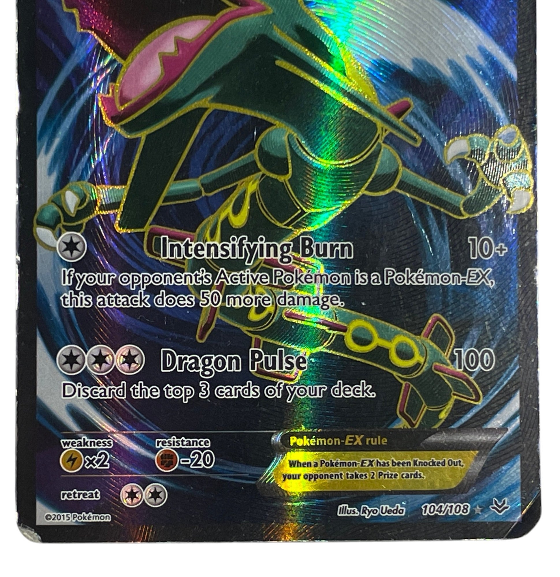 Rayquaza EX 104/108 fra Pokémon Roaring Skies – nærbillede af nederste del, angrebstekst og collector number 104/108