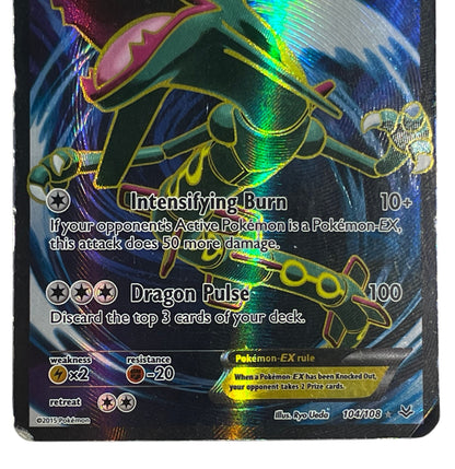 Rayquaza EX 104/108 fra Pokémon Roaring Skies – nærbillede af nederste del, angrebstekst og collector number 104/108