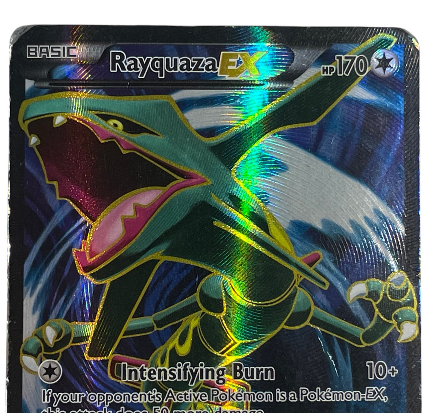 Rayquaza EX 104/108 fra Pokémon Roaring Skies – nærbillede af øverste del, navn og artwork
